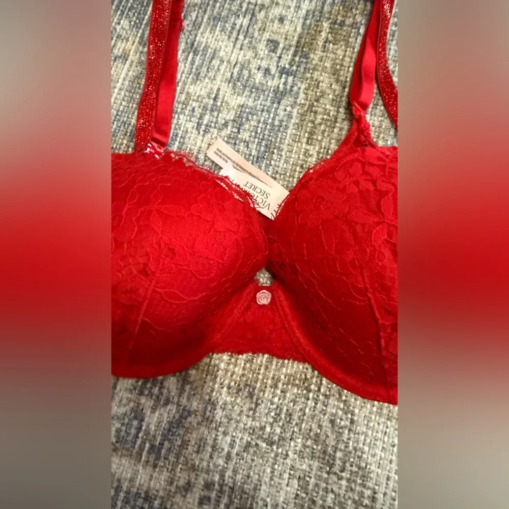 Victoria's Secret Scarlet Lace Push-Up Bra - Picture 3 of 5